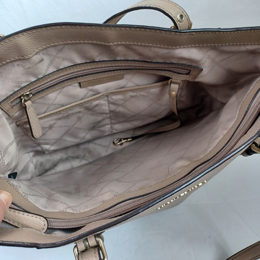 Michael Kors Voyager East West Tote Bag Taupe Saffiano Leather Gold Hardware - Picture 9 of 16